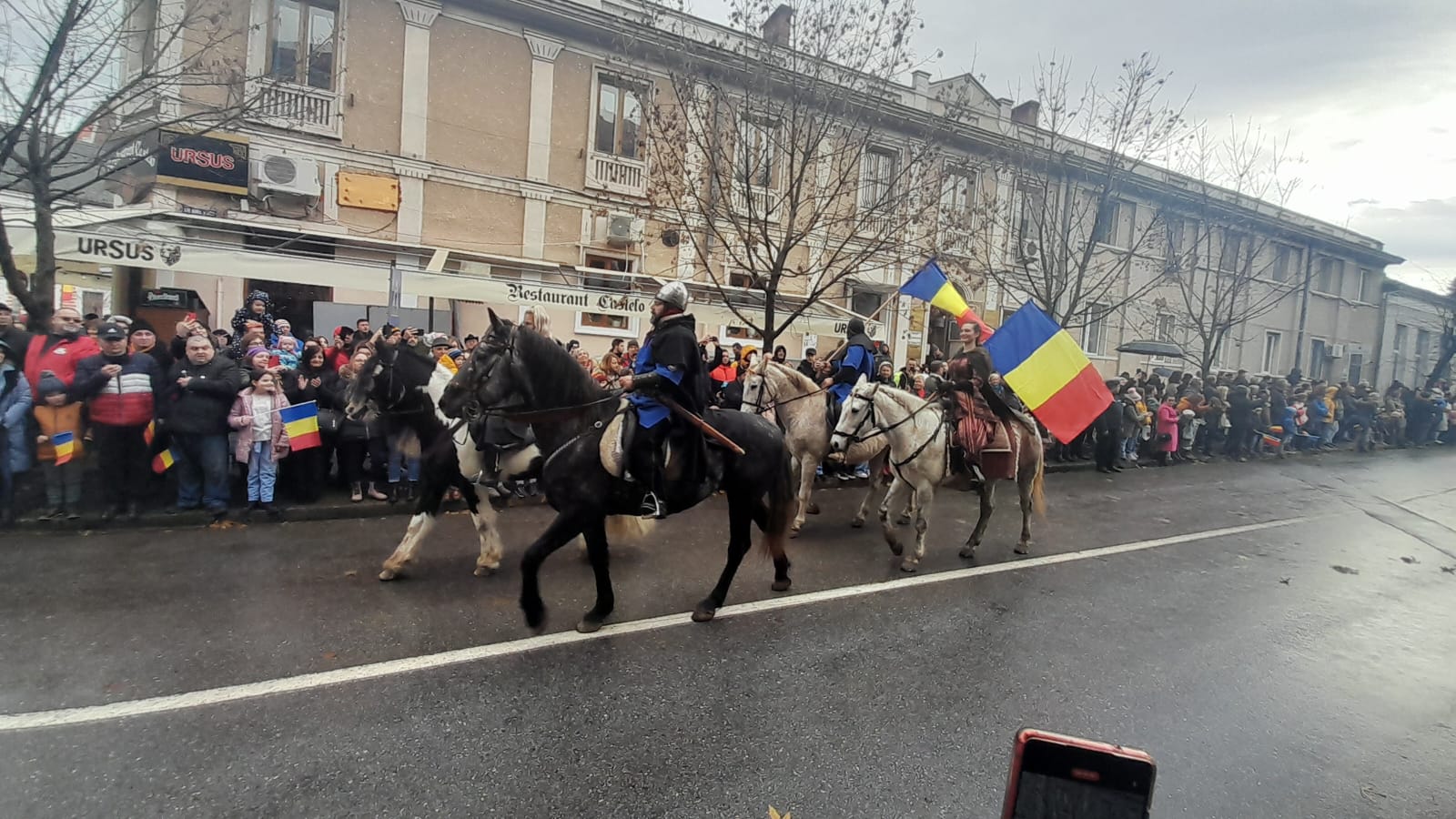 FOTO -VIDEO| Mii de deveni au asistat la parada de „Ziua Națională a României”