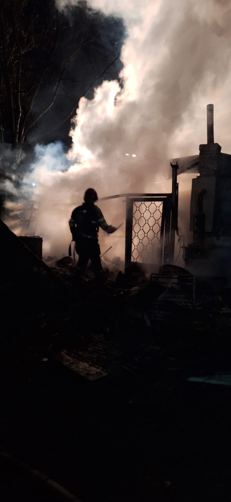 FOTO+VIDEO: Trei ore s-au luptat pompierii cu flăcările. Materialele inflamabile au îngreunat intervenția